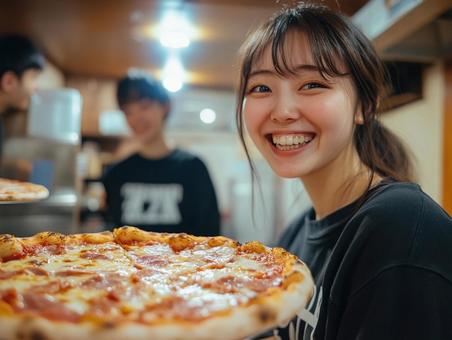 ピザパーティをする若者達 ピザパーティをする若者達の写真