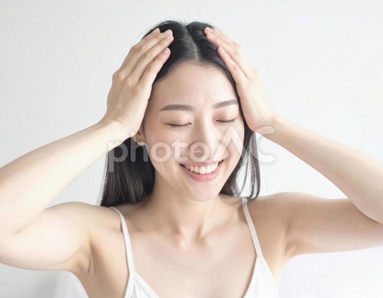 頭皮マッサージをする女性 頭皮,マッサージ,ヘッドマッサージの写真素材