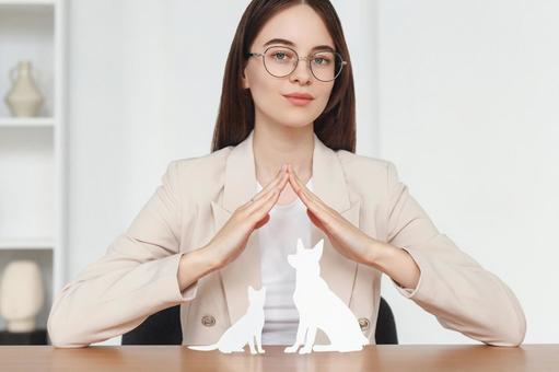 ペットの模型に屋根のポーズを取った女性スタッフ 保険業,事務職,接客業の写真素材