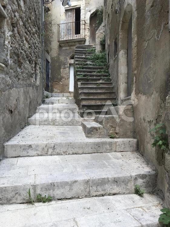 ひと気のない裏道と階段（イタリア） 路地,階段,無人の写真素材