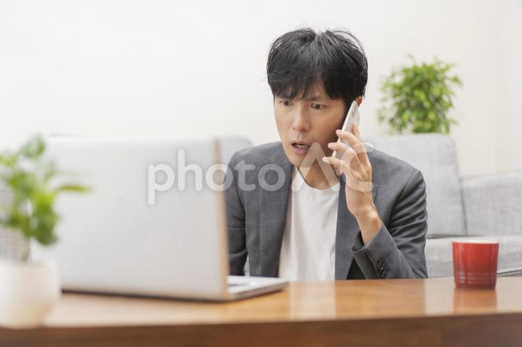 人物　ビジネス　パソコン　在宅 電話,スマホ,ケータイの写真素材