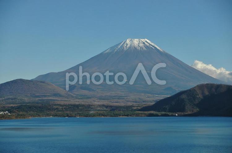 <山梨県>本栖湖と富士山 本栖湖,富士山,冠雪の写真素材