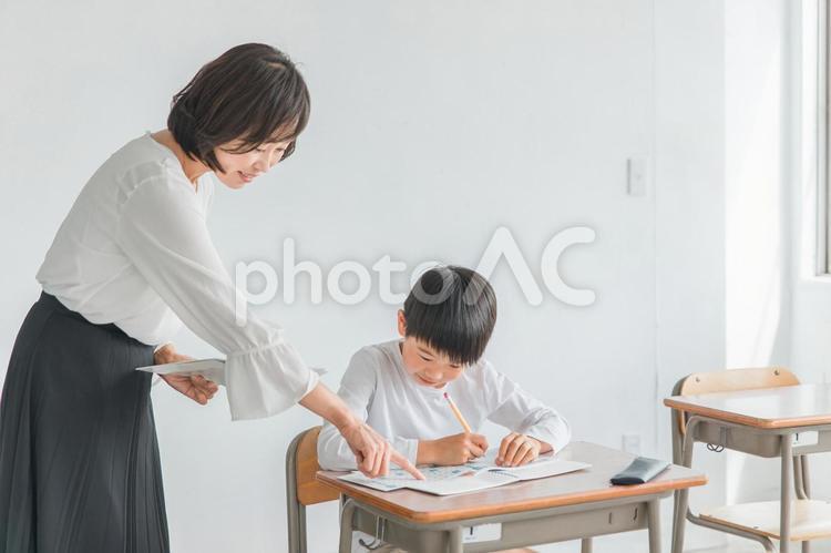 勉強する子供と指導する先生（夏期講習） 勉強,子供,小学生の写真素材