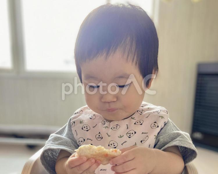 じっと食べ物を見つめるこども 子ども,見つめる,見るの写真素材