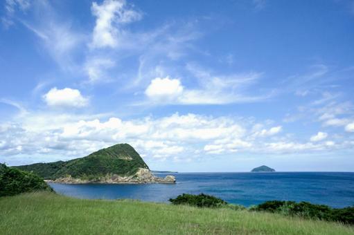 ＜五島の風景＞夏の海と芝生の公園の風景 風景,夏,青空の写真素材