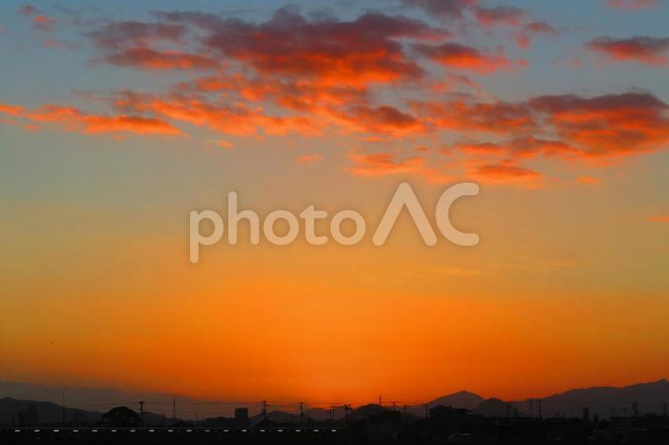 11月下旬の大池からの朝焼けの空 11月下旬の大池からの朝焼けの空 背景,朝焼け,たそがれの写真素材