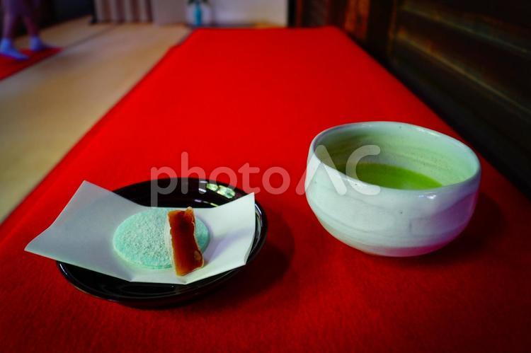 抹茶と和菓子のセット 抹茶,和菓子,茶室の写真素材