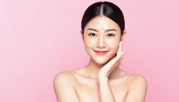 美容イメージの女性 ピンク背景 美容イメージの女性 ピンク背景の写真