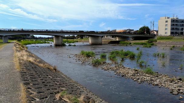 金沢を流れる犀川の河川敷 金沢を流れる犀川の河川敷 犀川,金沢,緑地の写真素材