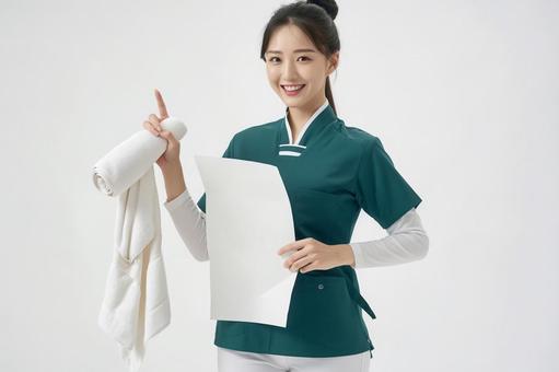 整体師女性白背景全身の写真