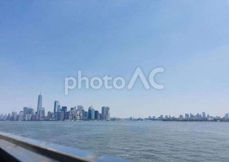 船からみたニューヨークのビル ビル,海,ニューヨークの写真素材