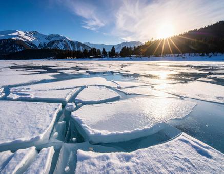 割れた氷が張った湖① 割れた氷が張った湖①の写真
