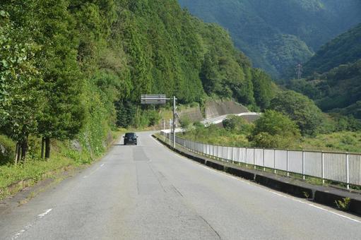 山間部の道路をドライブ 山間部の道路をドライブ 道路,道,山間部の写真素材