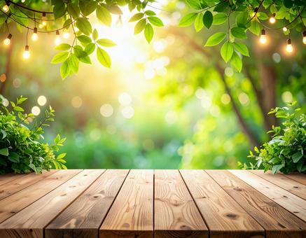 自然に囲まれた木製テーブルと灯りの写真