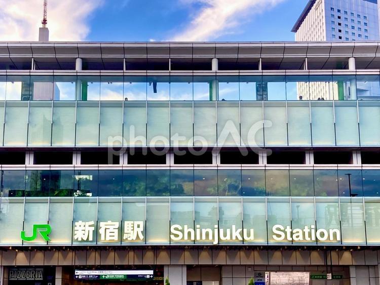 新宿駅新南口 新宿,東京,shinjukuの写真素材