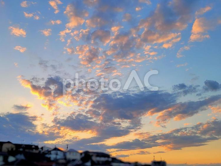 日が暮れる夕焼け色の秋の空 夕焼け,秋,空の写真素材
