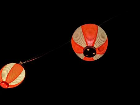 斜め下から見た夜空に浮かぶ丸い提灯 提灯,ちょうちん,紅白の写真素材