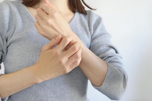 腕のかゆみ　アトピー 腕,かゆみ,アトピーの写真素材