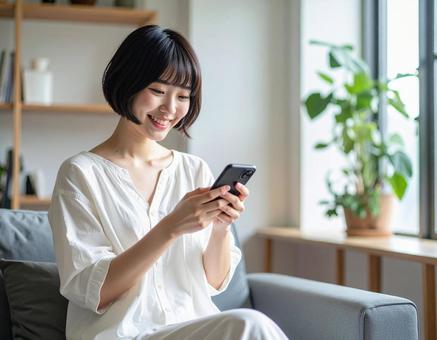 スマホを見る女性 スマホを見る女性の写真
