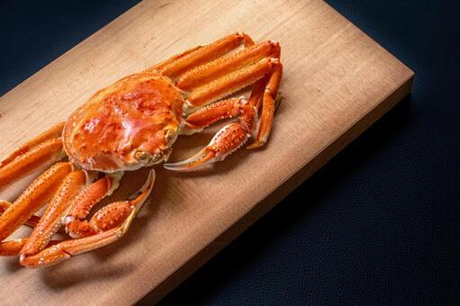 まな板の上の大ズワイガニ オオズワイガニ,まな板,蟹の写真素材