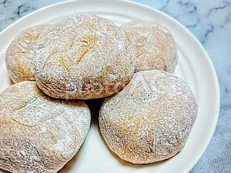 お皿の上のきな粉餅　和菓子 餅,きな粉,饅頭の写真素材