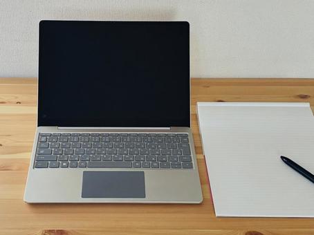 画面オフのパソコンとレポート用紙とペン ノートパソコン,パソコン,黒い画面の写真素材