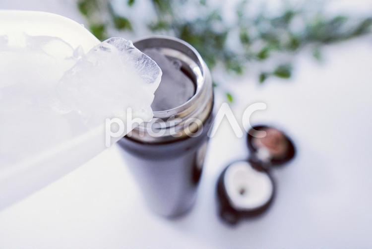 保冷水筒に氷を入れる、暑さ対策 保冷水筒,水筒,氷の写真素材