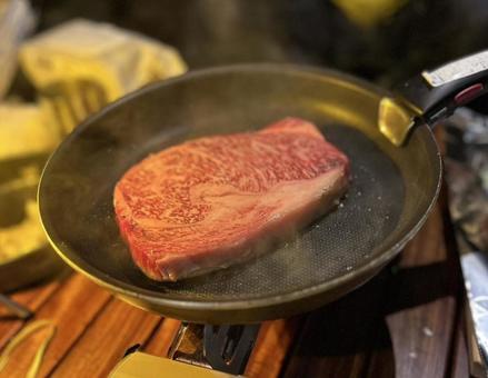 キャンプで焼く牛肉ステーキ キャンプで焼く牛肉ステーキの写真