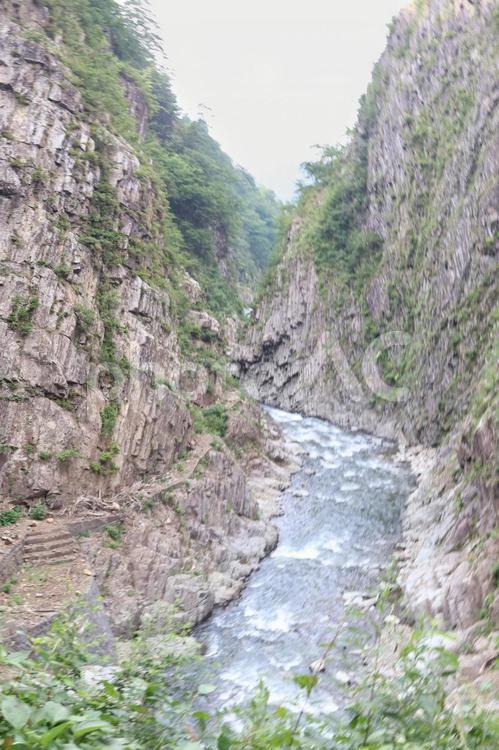 清津峡の清流と巨大な岩壁と柱状節理の断崖 新潟,清津峡,清流の写真素材