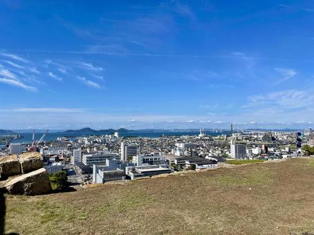 亀山公園から見渡す丸亀市街地と瀬戸内海2 亀山公園から見渡す丸亀市街地と瀬戸内海2 丸亀市,瀬戸内海,丸亀城の写真素材