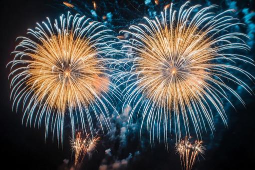 夜空に咲く夏の花火の写真