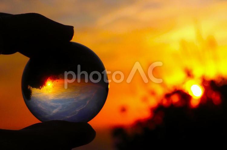 ガラスボールに夕焼け空を映し込む 夕焼け,夕空,グローバルの写真素材