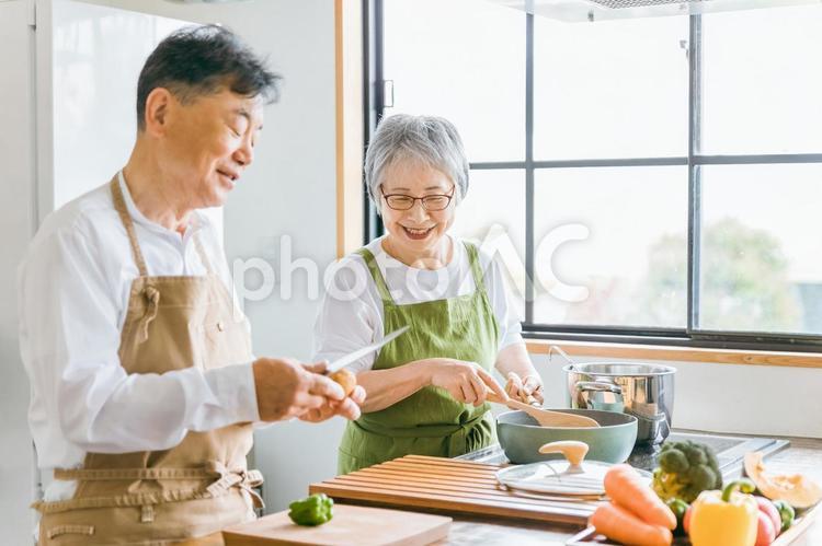 家で料理を一緒に作る日本人の老夫婦 高齢者,夫婦,シニアの写真素材