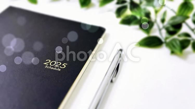 2025年の手帳に明るい光が差す２ 2025,2025年,手帳の写真素材