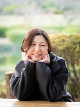 31:公園を散策する女性 31:公園を散策する女性 公園,休憩,散策の写真素材