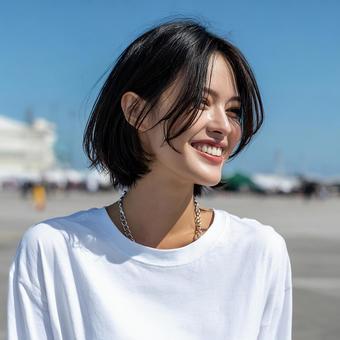 Tシャツを着て、横顔で微笑む爽やかな女性 Tシャツを着て、横顔で微笑む爽やかな女性の写真