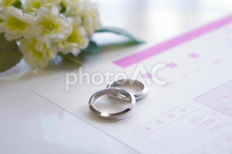 婚姻届と結婚指輪と花（造花） 婚姻届,婚姻,結婚届の写真素材