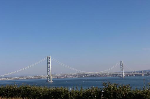 青空と明石海峡大橋と海と街並みの風景 青空,明石海峡大橋,海の写真素材