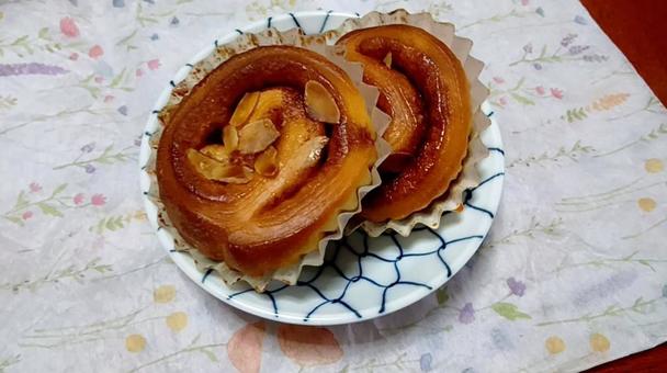 シナモンロール二つ シナモンロール二つ シナモンロール,菓子パン,おやつの写真素材