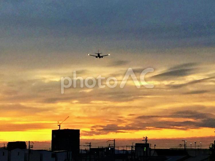 夕焼けと飛行機 夕焼け,飛行機,空港の写真素材