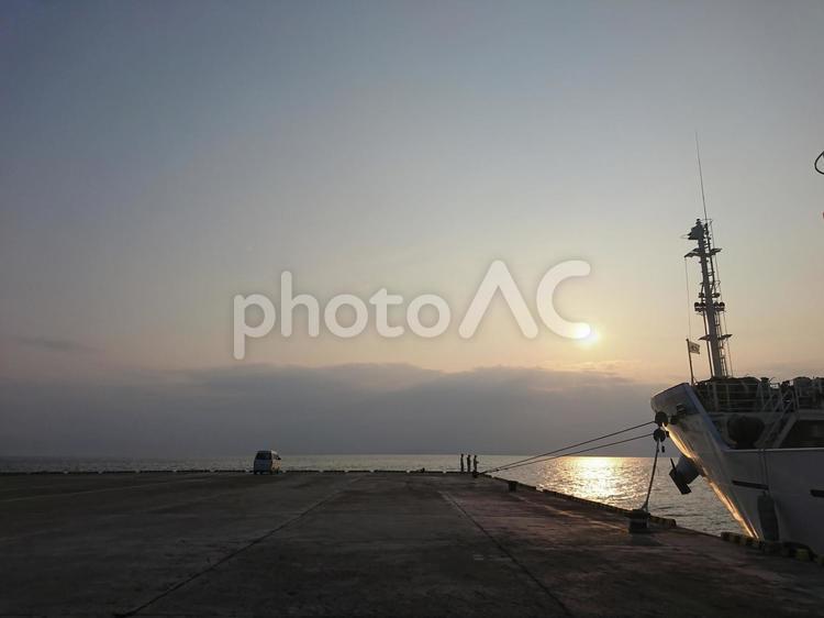 夕方の港と船 海,日暮れ,水域の写真素材