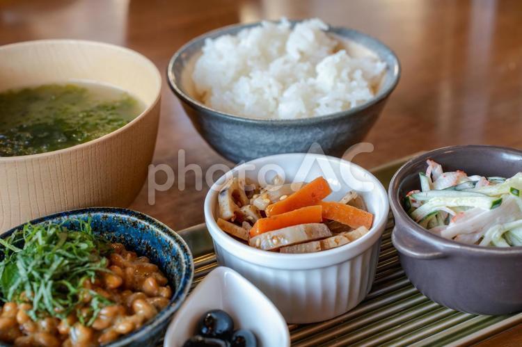 ご飯と小鉢のおかずで楽しむ和朝食 朝食,和食,食卓の写真素材