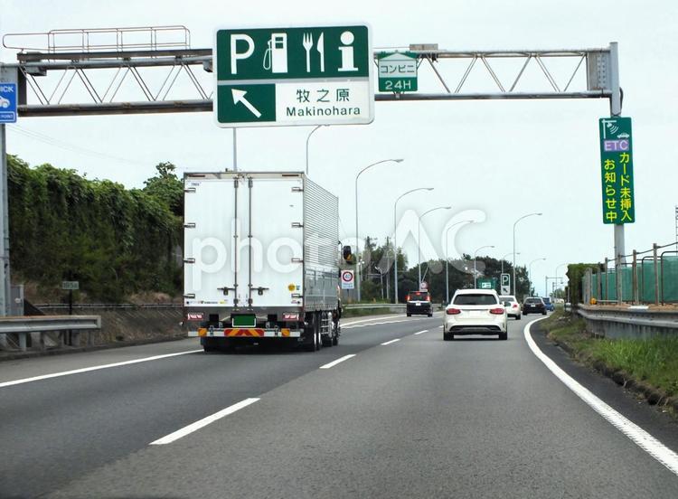 牧之原パーキングへ入っていく黒い車　 トラック,自動車,黒い車の写真素材