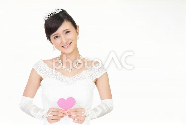 ハートマークを持つ笑顔の花嫁 女性,花嫁,ウエディングの写真素材