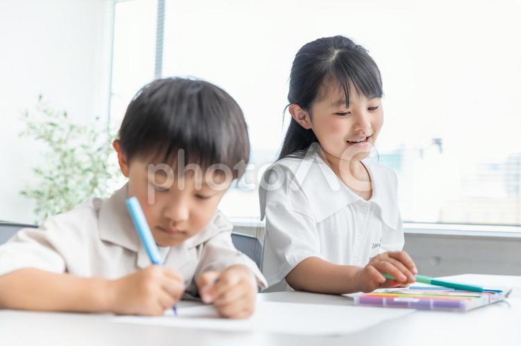 一生懸命勉強する子ども　studying 塾,学習塾,習い事の写真素材