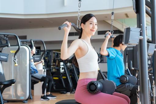 スポーツジムでトレーニングをする若い男女 スポーツジム,フィットネス,ダイエットの写真素材