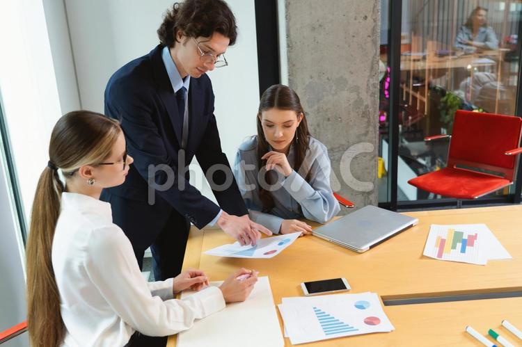 会議室で資料を見ながら話す男女 ビジネス,グループ,ビジネスマンの写真素材