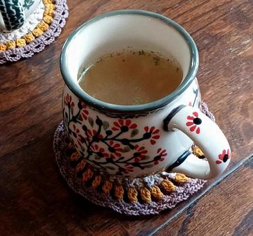 お花のマグカップでコンソメスープの写真