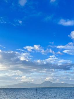 海と空とその向こうに望む山並み 海と空とその向こうに望む山並みの写真