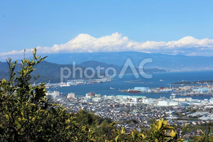 春の富士山と港町を望む 富士山,雪,頂の写真素材